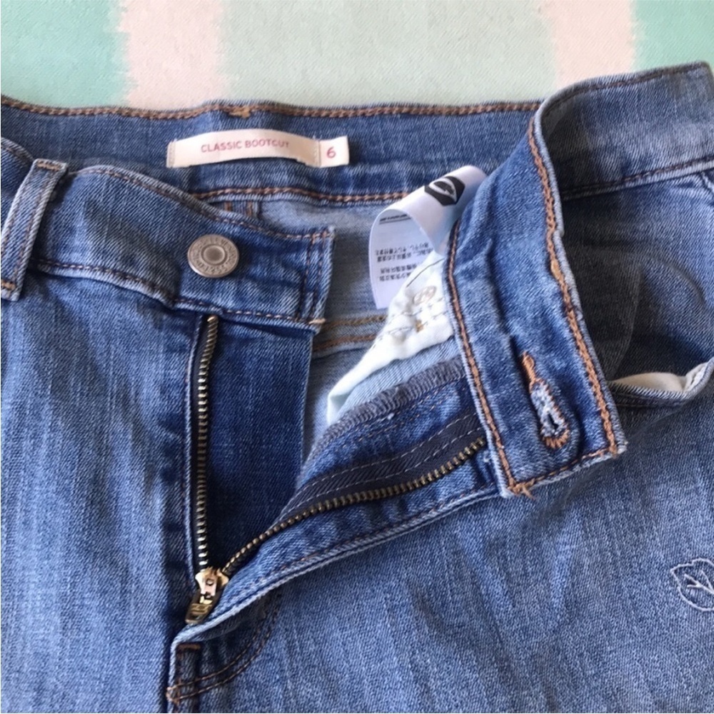 Levi’s Classic Bootcut Floral Embroidered Mid Rise Jeans Size 6 - Picture 6 of 15